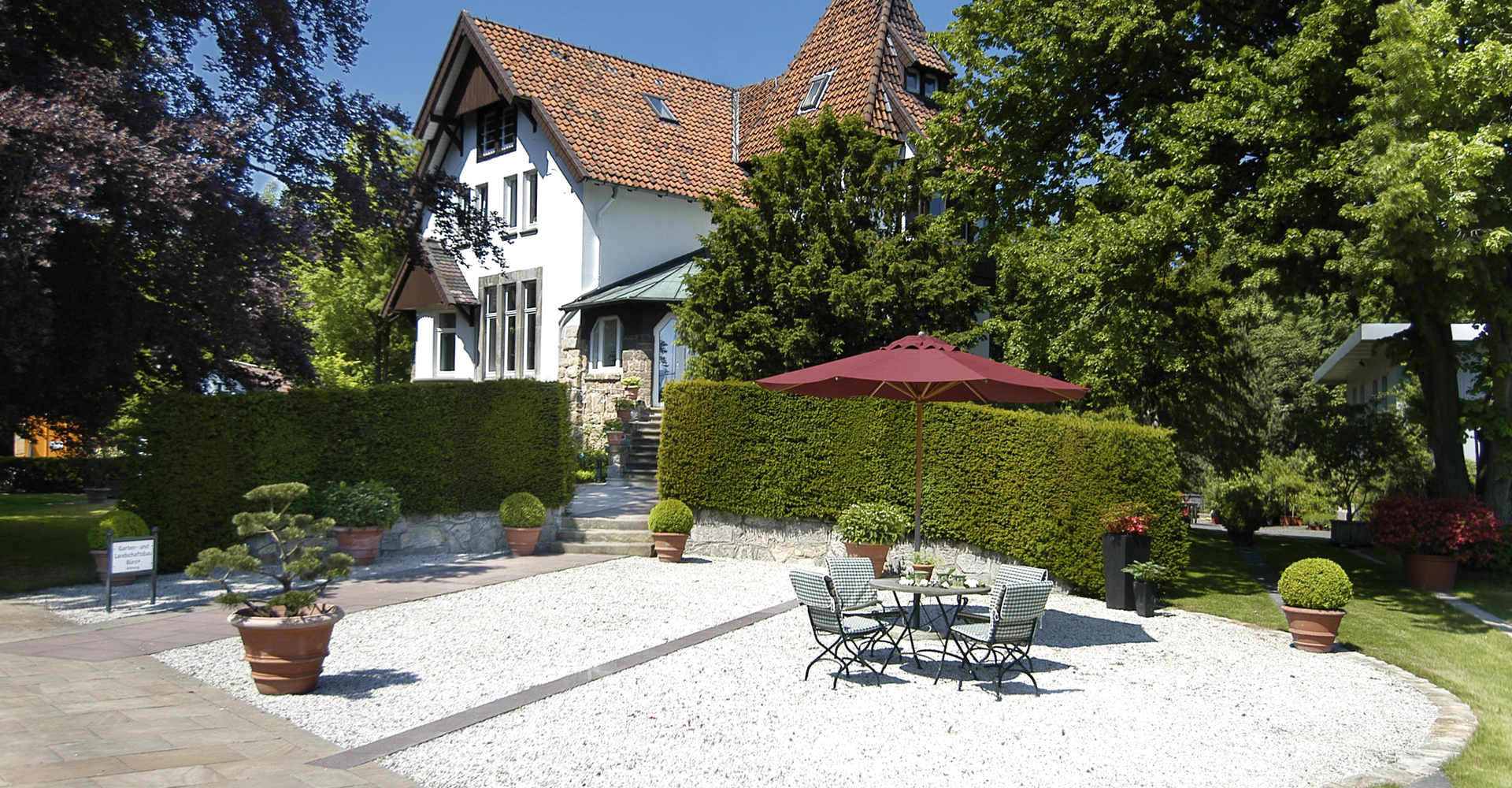 Blick auf die Villa und den gepflegten Vorgarten